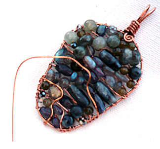 Marty Blu's Dragonskin Pendant - , Contemporary Wire Jewelry, Wire Wrapping, Wrapping, Wire Wrapping Jewelry, Weaving, Wire Weaving, Weaving Wire, Attaching 22-gauge wire to 18-gauge wire, loop around the beads.