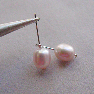 Albina Manning's Nailed Pearl Earrings - , Contemporary Wire Jewelry, Wire Wrapping, Wrapping, Wire Wrapping Jewelry, Adding pearl to the loop made.