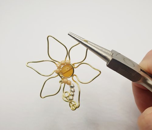 Natalie Patten's Wire Flower Component - , Contemporary Wire Jewelry, Wire Wrapping, Wrapping, Wire Wrapping Jewelry, curl the ends of the wire petals