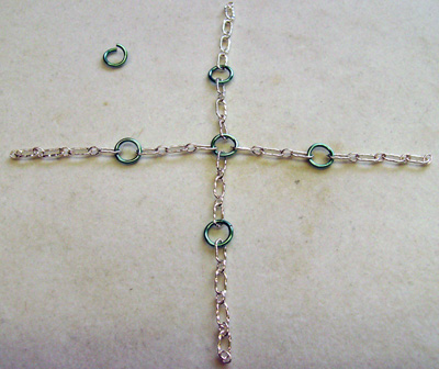 Dale Armstrong's Chained Fluorite Pendulum - , Contemporary Wire Jewelry, Wire Wrapping, Wrapping, Wire Wrapping Jewelry, Connecting the chain segments.