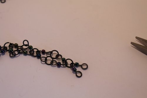 Judy Freyer Thompson's Beaded Steel Wire Chain  - , Contemporary Wire Jewelry, Making Chain, Chain Making , attach two links together