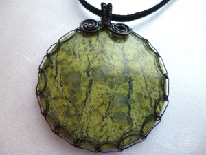 Kosadinka Dobreva created this serpentine pendant with a round cabochon and a Viking Weave Bezel