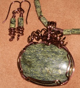 Shawnea Hardesty created this Serpentine jewelry set - serpentine earrings and a serpentine pendant - for her mother.